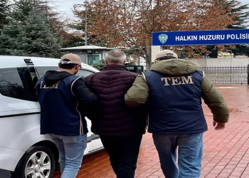Kamyonun otomobili sürüklediği kazada 4 yaralı