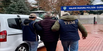 Kamyonun otomobili sürüklediği kazada 4 yaralı
