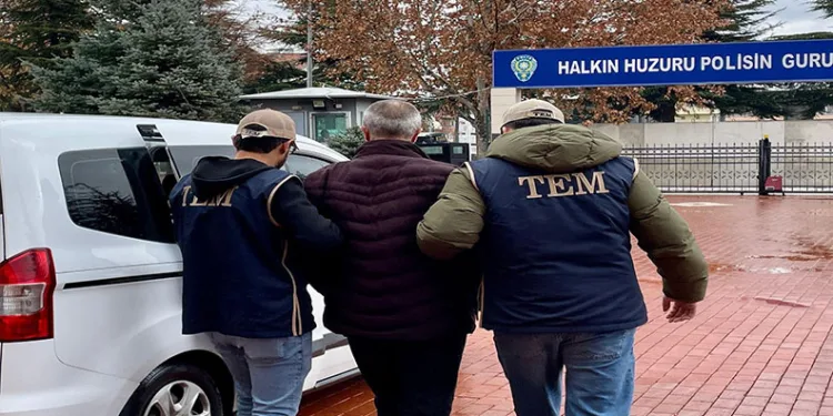 Kamyonun otomobili sürüklediği kazada 4 yaralı