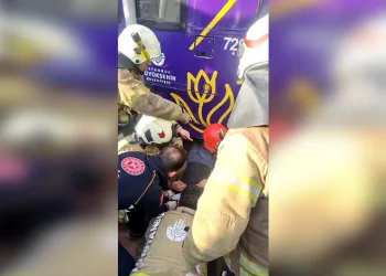 Beyoğlu’nda yolun karşısına geçmeye çalışan yaşlı adama tramvay çarptı