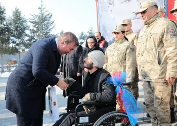 Motosiklet sürücüsü kazada öldü, yakınları çarpan otomobili parke taşıyla parçaladı