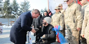Motosiklet sürücüsü kazada öldü, yakınları çarpan otomobili parke taşıyla parçaladı