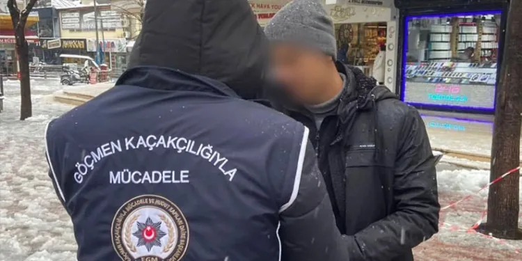 Hırsızlıktan kesinleşmiş 46 yıl hapis kararı vardı, polisten kaçamadı