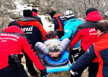 Erciyes’te yürüyüş yaparken ayağı kırılan dağcı kurtarıldı