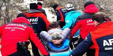Erciyes’te yürüyüş yaparken ayağı kırılan dağcı kurtarıldı