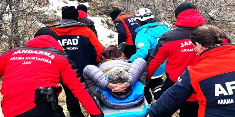 Erciyes’te yürüyüş yaparken ayağı kırılan dağcı kurtarıldı