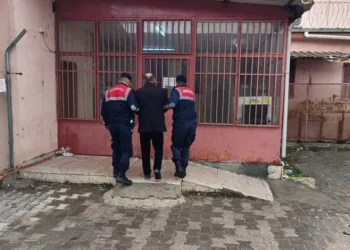 Falezlerden denize uçan araca ulaşıldı, kayıp sürücü aranıyor