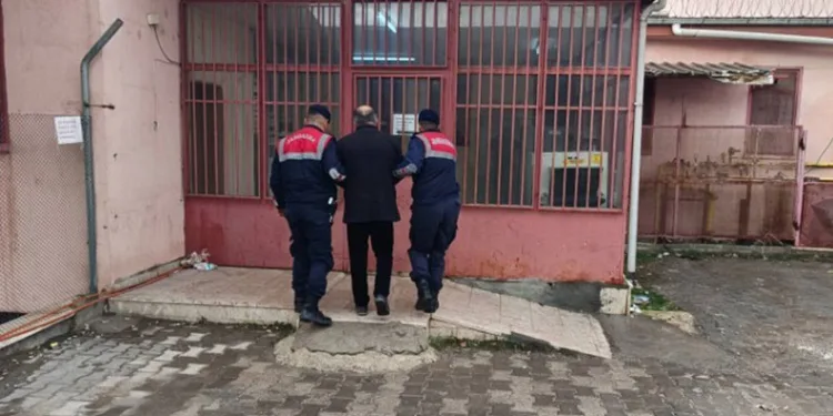Falezlerden denize uçan araca ulaşıldı, kayıp sürücü aranıyor