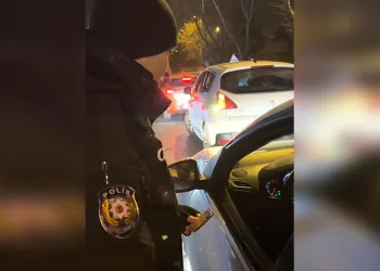 Adana Emniyet Müdürüne, saz kursunu bitiren kızlardan mini konser
