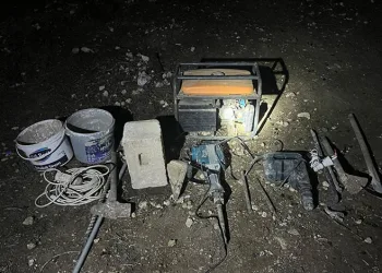 Sürücü fren yerine gaza basınca beton korkulukları yıkan araç bahçe duvarında asılı kaldı