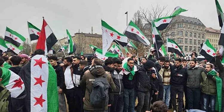 Yalova’da Suriyeliler Esed rejiminin devrilmesini kutladı
