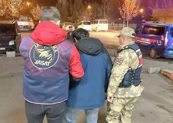 Güngören’de çöken 5 katlı binanın bitişiğindeki 2 bina tahliye edildi