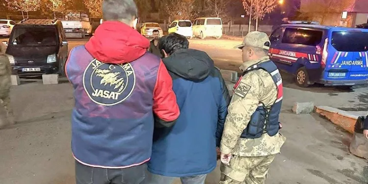 Güngören’de çöken 5 katlı binanın bitişiğindeki 2 bina tahliye edildi
