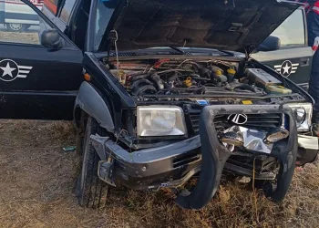 Otomobil bahçeye uçtu: Yaralılar müdahale sonrası olay yerinden kaçtı