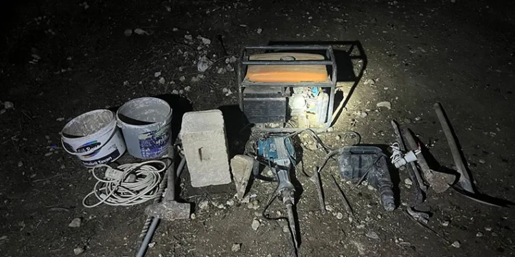 Sürücü fren yerine gaza basınca beton korkulukları yıkan araç bahçe duvarında asılı kaldı