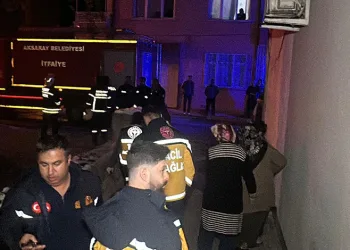 Sürücü fren yerine gaza basınca beton korkulukları yıkan araç bahçe duvarında asılı kaldı