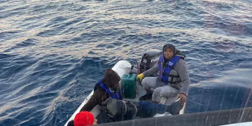 Otomobil bahçeye uçtu: Yaralılar müdahale sonrası olay yerinden kaçtı