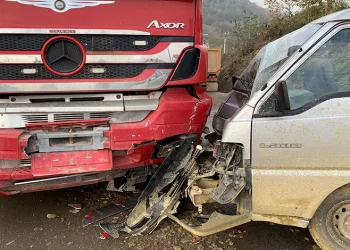 Kayan minibüs ile tır çarpıştı: 2 yaralı