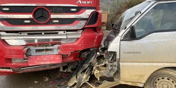 Kayan minibüs ile tır çarpıştı: 2 yaralı