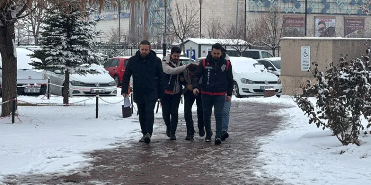 Tek katlı evde çıkan yangın ekiplerce söndürüldü