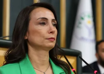 TEM’de cip istinat duvarına çarptı: Köpeğini bir an olsun bırakmadı