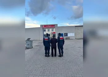 Falezlerden denize uçan araca ulaşıldı, kayıp sürücü aranıyor