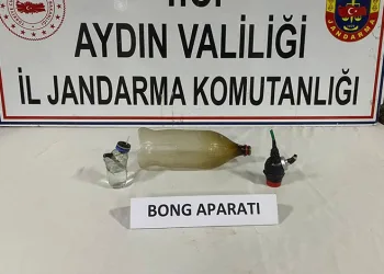 Sürücü fren yerine gaza basınca beton korkulukları yıkan araç bahçe duvarında asılı kaldı