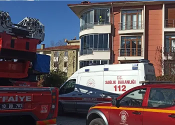 Güngören’de çöken 5 katlı binanın bitişiğindeki 2 bina tahliye edildi