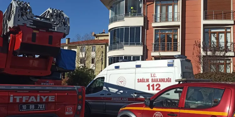 Güngören’de çöken 5 katlı binanın bitişiğindeki 2 bina tahliye edildi