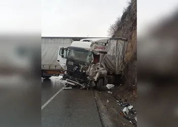 Bağcılar’da korkutan yangın, gecekondu kullanılamaz hale geldi