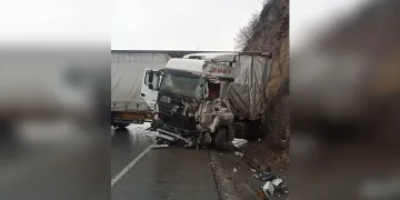 Bağcılar’da korkutan yangın, gecekondu kullanılamaz hale geldi