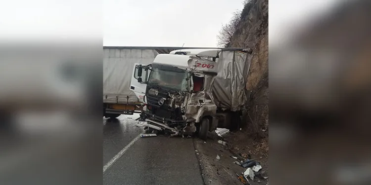 Bağcılar’da korkutan yangın, gecekondu kullanılamaz hale geldi