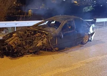 Otomobil bahçeye uçtu: Yaralılar müdahale sonrası olay yerinden kaçtı