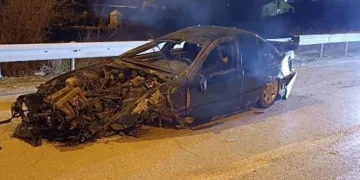 Otomobil bahçeye uçtu: Yaralılar müdahale sonrası olay yerinden kaçtı