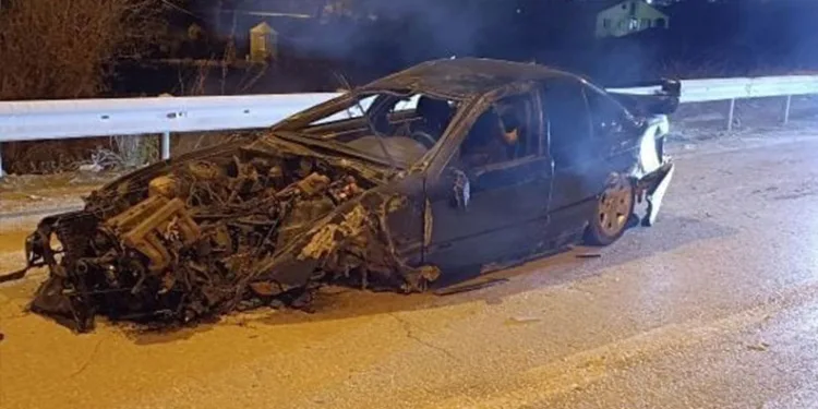 Otomobil bahçeye uçtu: Yaralılar müdahale sonrası olay yerinden kaçtı
