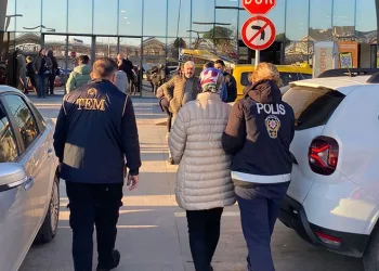 “Küfürlü konuşma” diye uyardığı kişiler kafeye tabancayla ateş etti