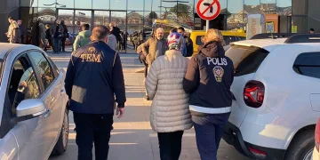 “Küfürlü konuşma” diye uyardığı kişiler kafeye tabancayla ateş etti