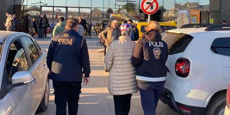 “Küfürlü konuşma” diye uyardığı kişiler kafeye tabancayla ateş etti