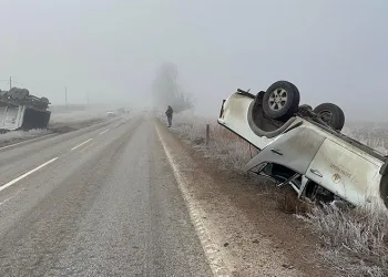 Konya’da bariyerlere çarpan otomobil sürücüsü yaralandı