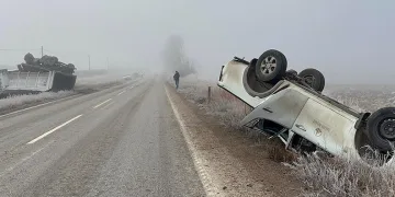 Konya’da bariyerlere çarpan otomobil sürücüsü yaralandı