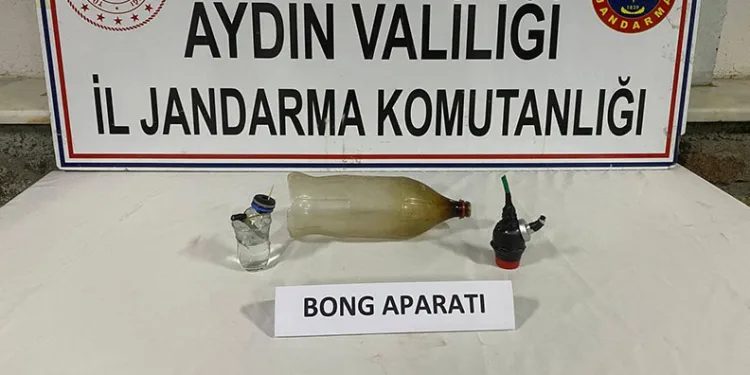 Sürücü fren yerine gaza basınca beton korkulukları yıkan araç bahçe duvarında asılı kaldı