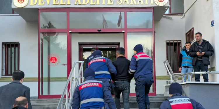 Müşteri gibi geldiler, çilingir sofrasını bedavaya getirdiler