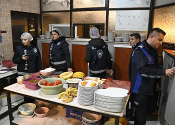 Köpekten kaçarken hafif ticari araca çarpan motosiklet sürücüsü yaralandı