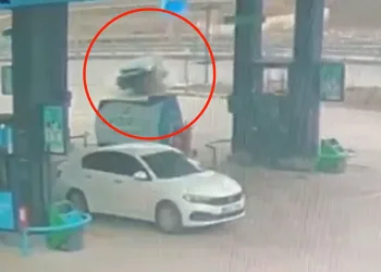 Elindeki cisimle araçları çizdi, rahat tavırları ‘pes’ dedirtti