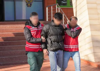 Elindeki cisimle araçları çizdi, rahat tavırları ‘pes’ dedirtti