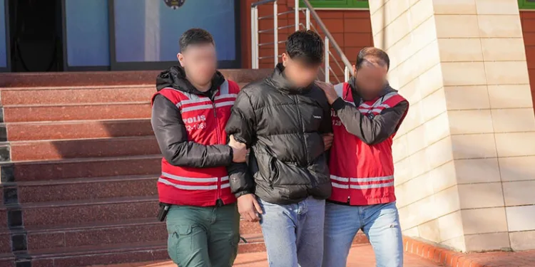 Elindeki cisimle araçları çizdi, rahat tavırları ‘pes’ dedirtti