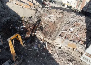 Güngören’de çöken 5 katlı binanın bitişiğindeki 2 bina tahliye edildi