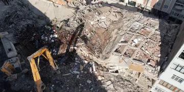 Güngören’de çöken 5 katlı binanın bitişiğindeki 2 bina tahliye edildi