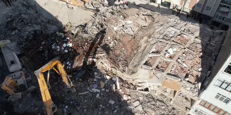 Güngören’de çöken 5 katlı binanın bitişiğindeki 2 bina tahliye edildi