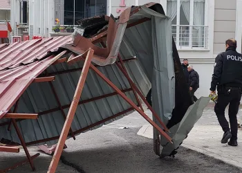 Bursa’da otomobiller kafa kafaya çarpıştı: 4 yaralı
